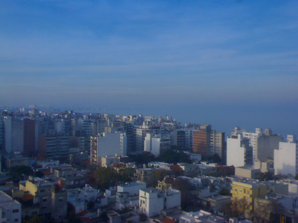 Foto de algunos edificios y costa de Montevideo, Uruguay - Uruguayuruguay.com