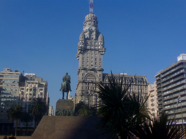 Foto del edificio Palacio Salvo, tomada desde la Plaza Independencia, Montevideo, Uruguay - Uruguayuruguay.com